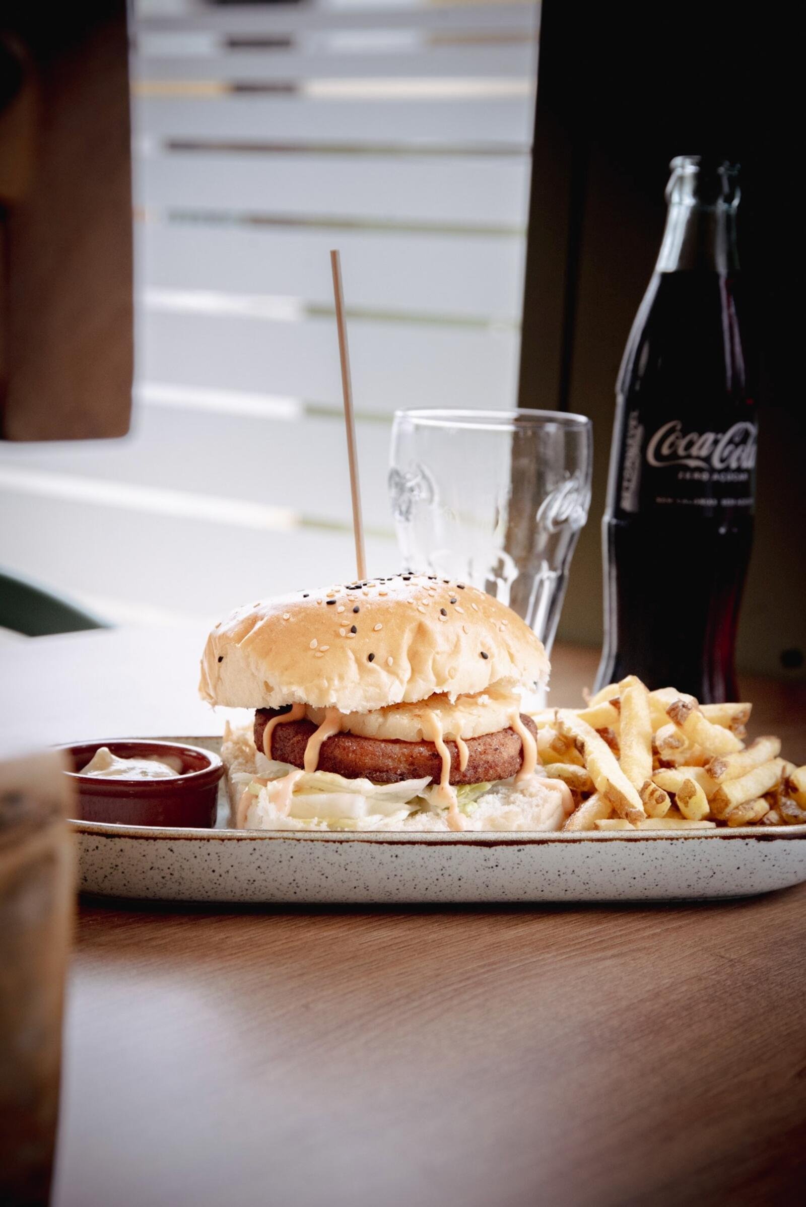 Hambúrguer artesanal com batatas fritas