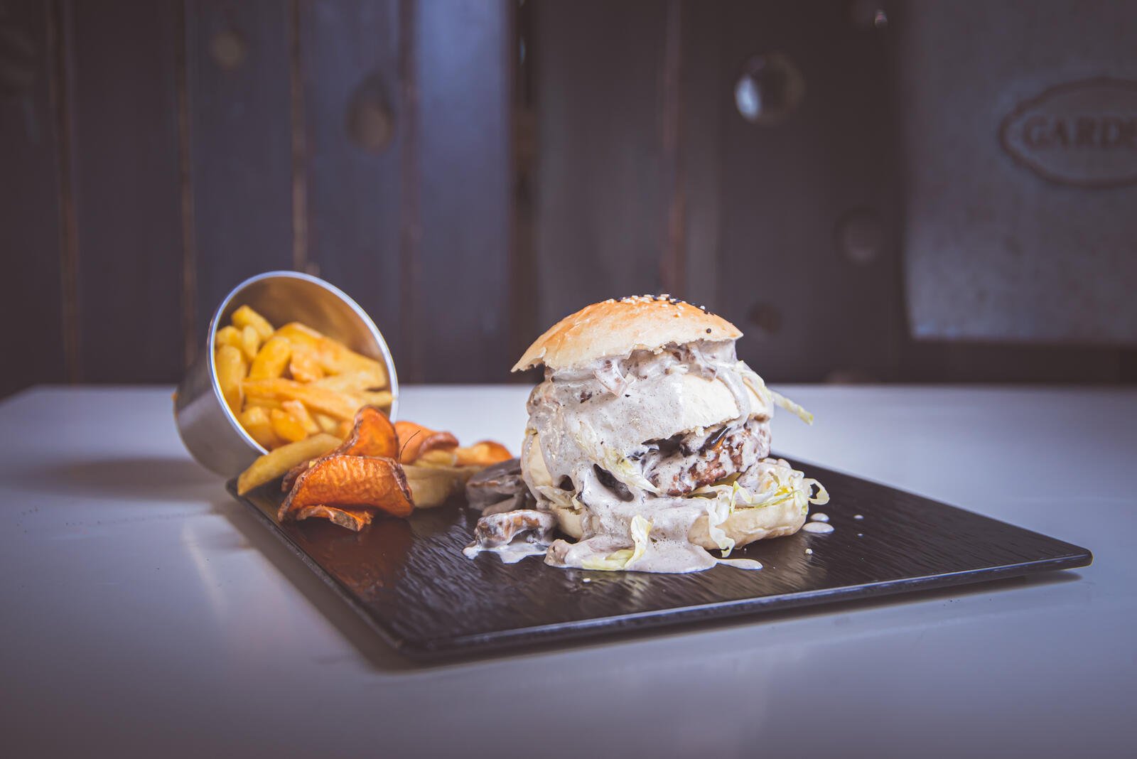 Hambúrgueres com pães coloridos artesanais