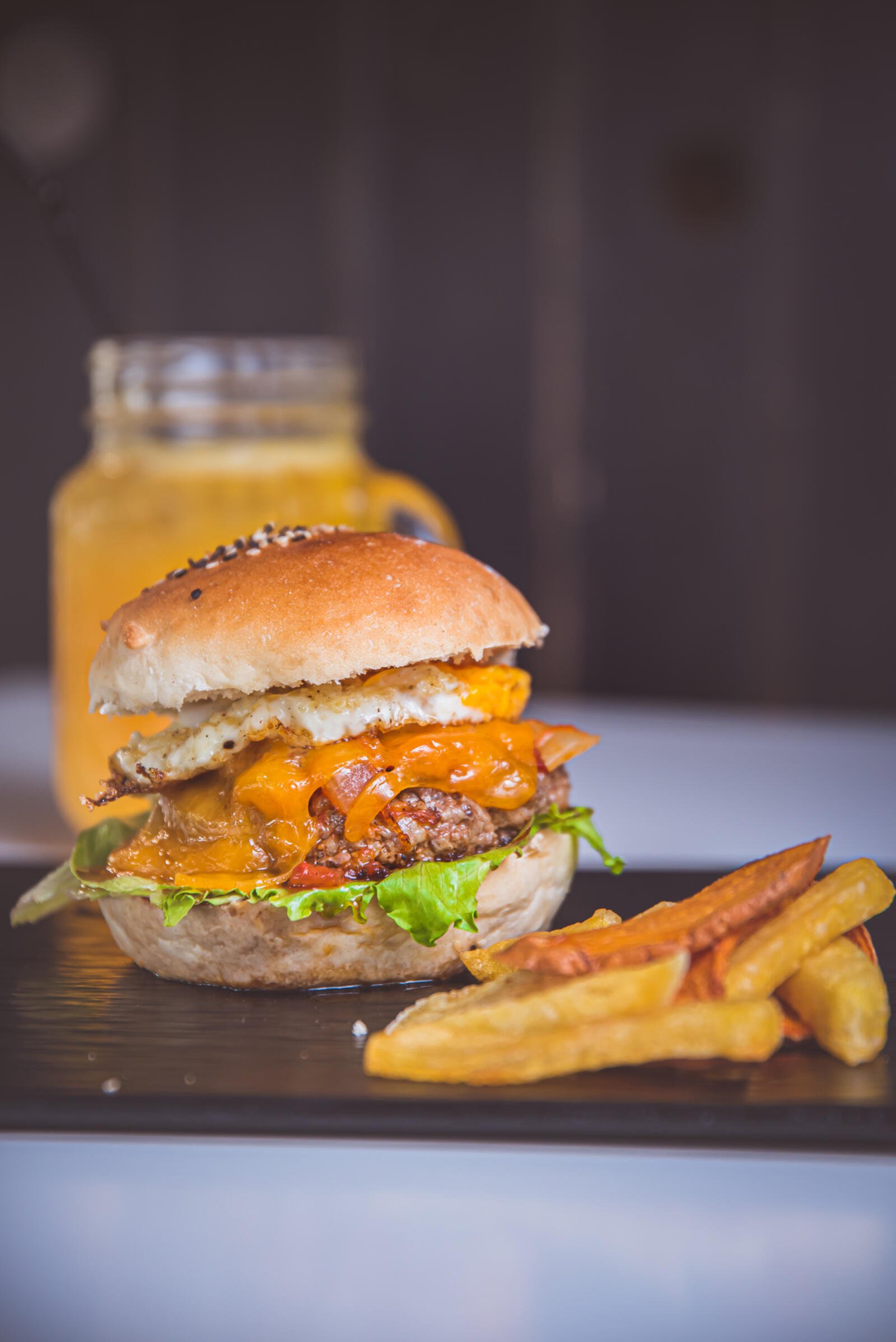 Duo de hambúrgueres preto e vermelho