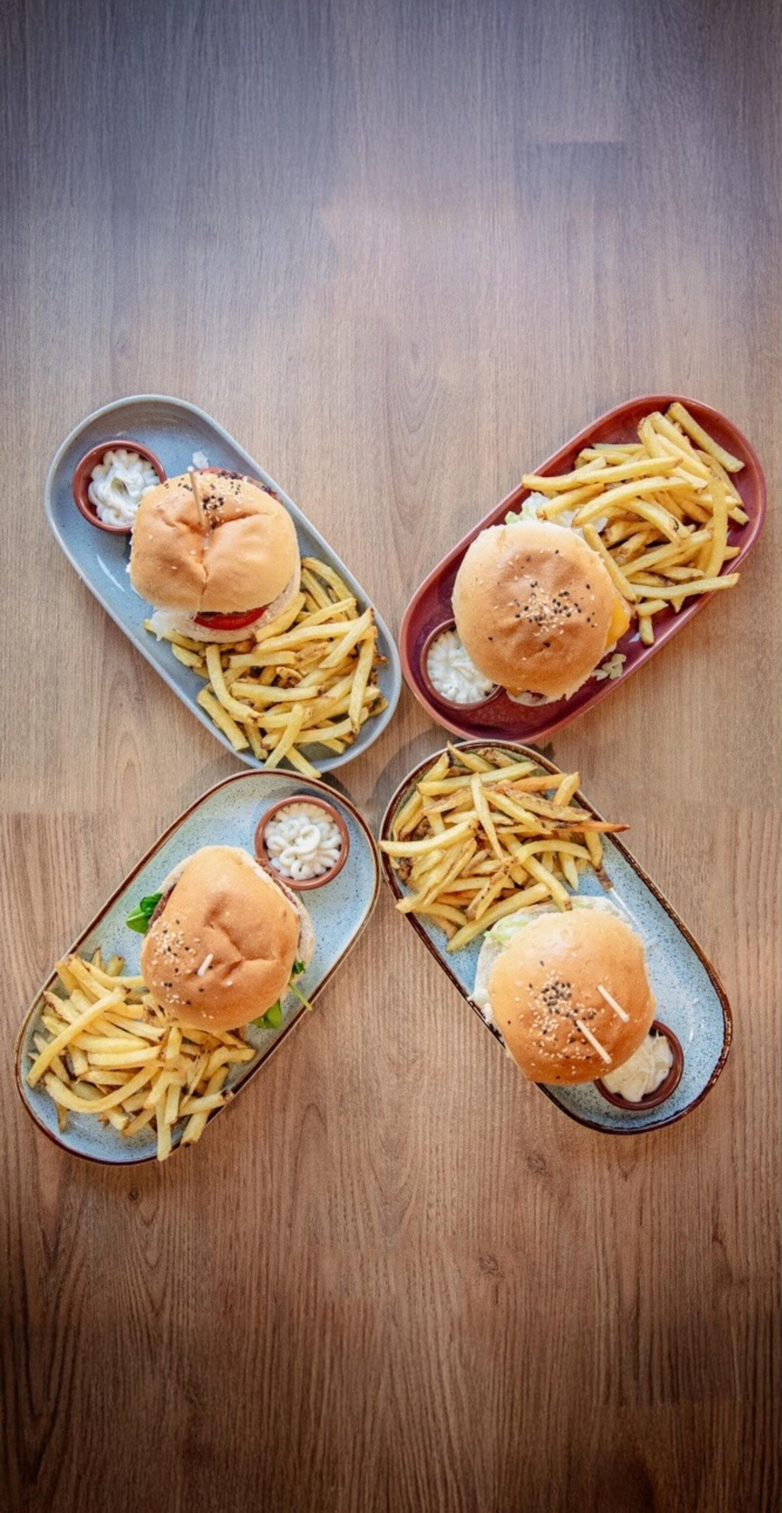 Mesa com quatro hambúrgueres vista aérea